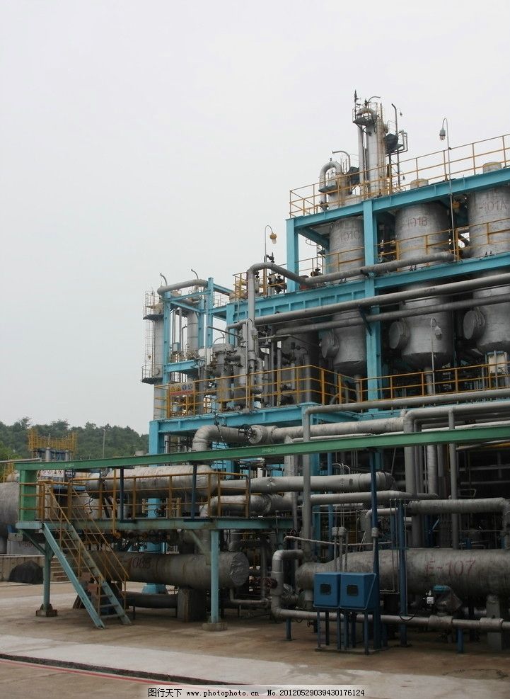 化工廠一角的現代化化工流程